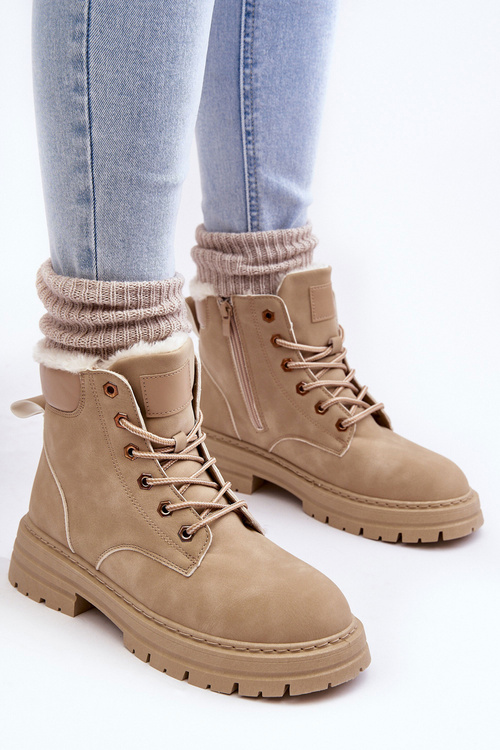 Dámske topánky izolované kožušinovým béžovým fenanom