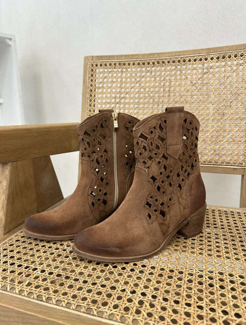 Dámské Botky Na Podpatku S Vzorovaným Děrováním Hnědé Lewski 3394/2