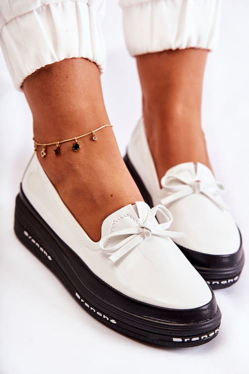 Ženské lakované mokasíry pre biele kliny