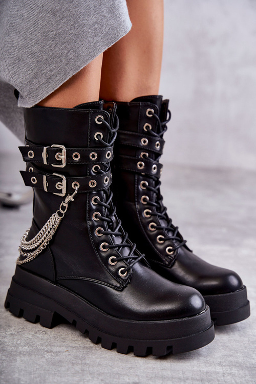 Topánky s vysokými pracovníkmi s reťazou čierneho fittera