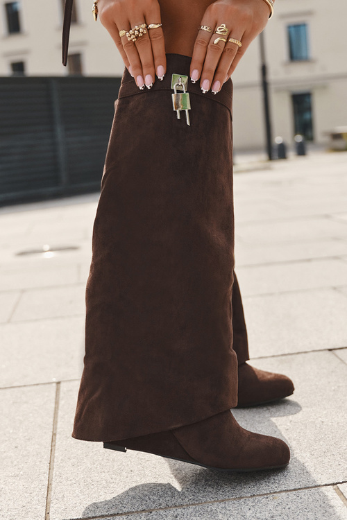 Dámske čižmy na platforme s remienkom a strieborným detailom čokoládové Korivelle