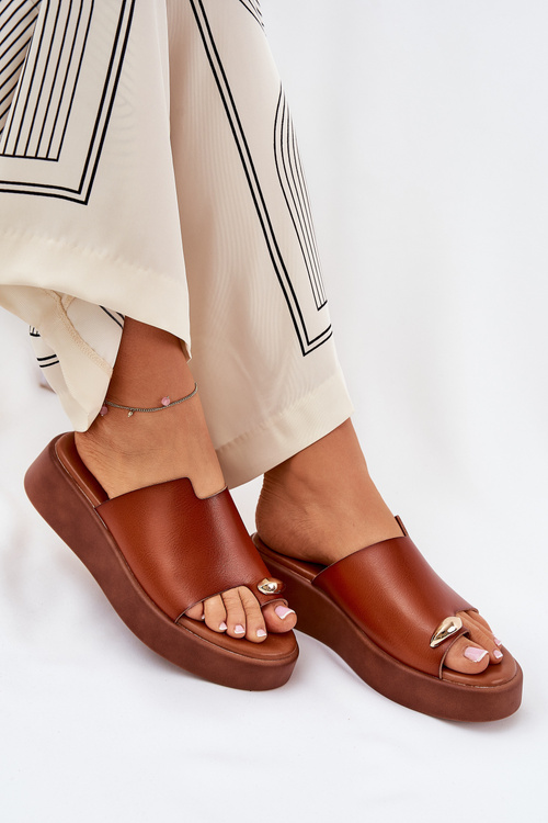 Dámské sandály na platformě a nízkém podpatku s ozdobným detailem Camel Saqesse