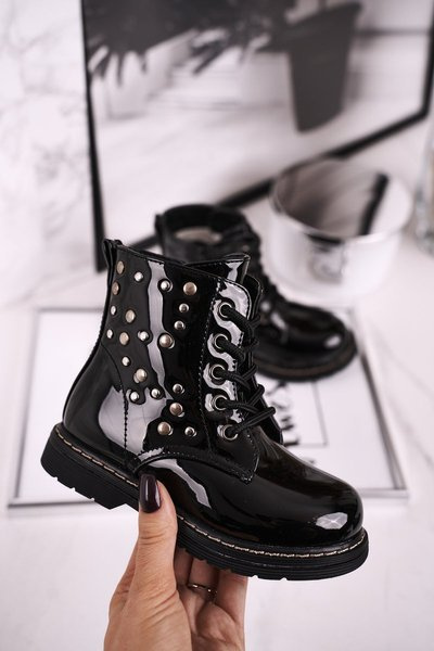 Izolované topánky pre deti s ryhnami lakovanou čiernou slávom