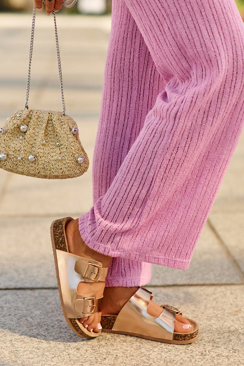 Dámske papuče na korkovej platforme so zlatými sponami