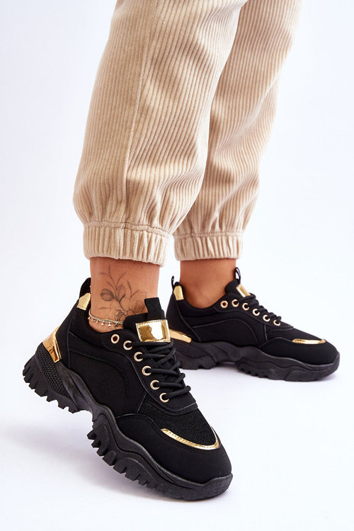 Klasické športové topánky na čiernej potrebe platformy IT