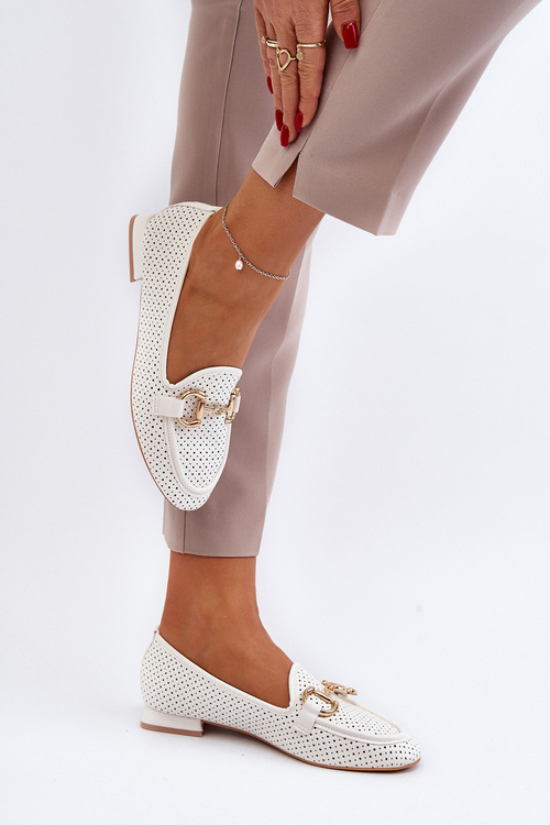 Biela Iluvana dámske mokasíny s plochou podrážkou a ozdobou