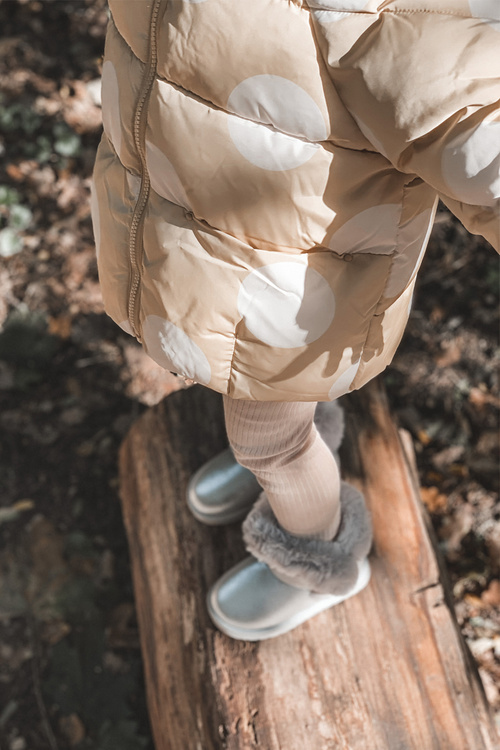 Izolované detské topánky Snehové topánky so striebornými kožušinami