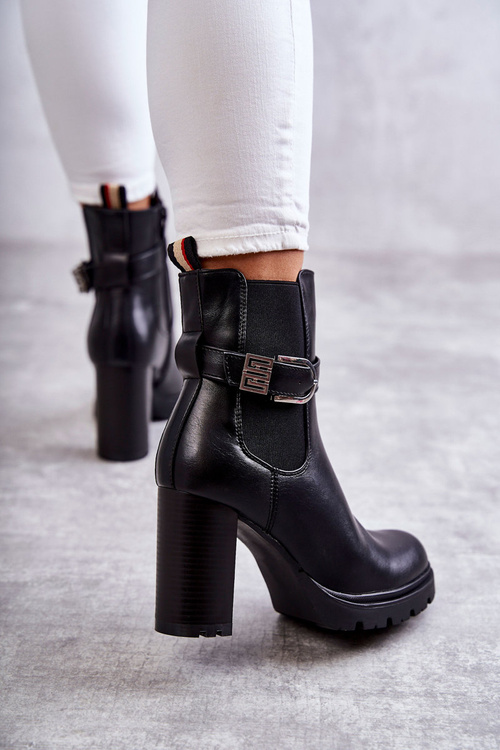 Kožené topánky na stĺpi