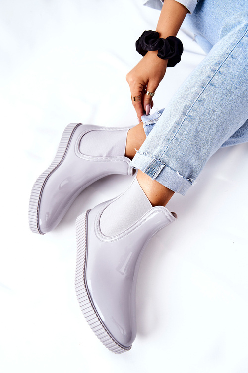 Lesklé jamky na vodopádovej šedej plošine