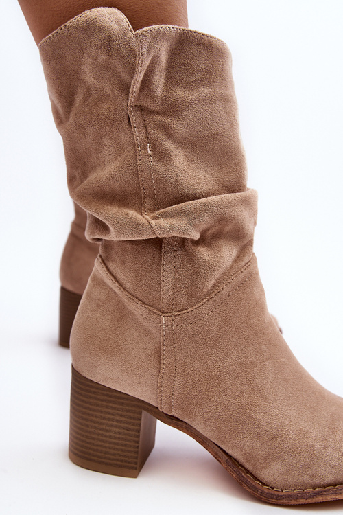 Dámske topánky izolované so zvrškovým zvrškom na šialenom béžovom stĺpe