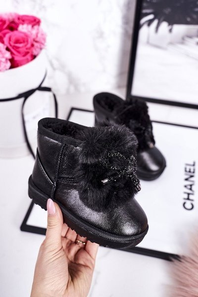 Detské snehové topánky izolované čiernou aurou