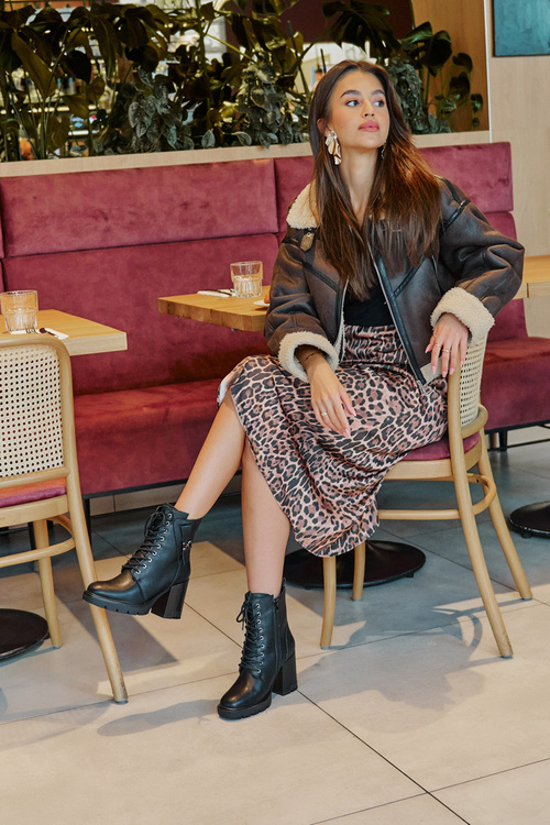 Zateplené boty na podpatku se zlatým detailem černé Ivarisse