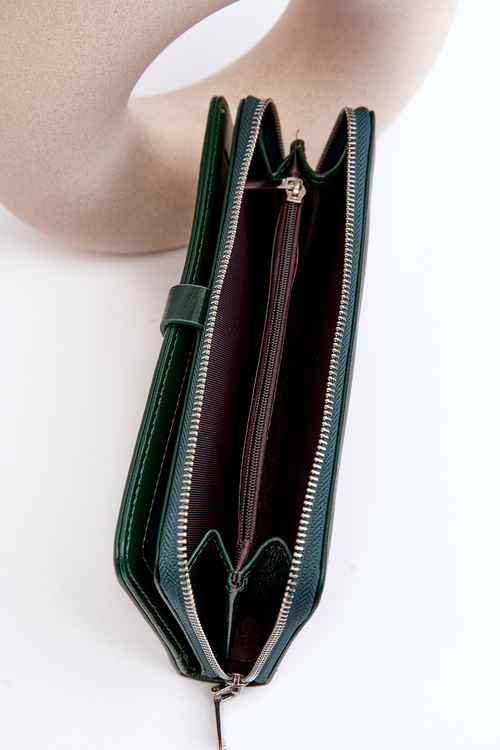 Dámska lakovaná magnet peňaženka Tmavej zelenej bielej farby
