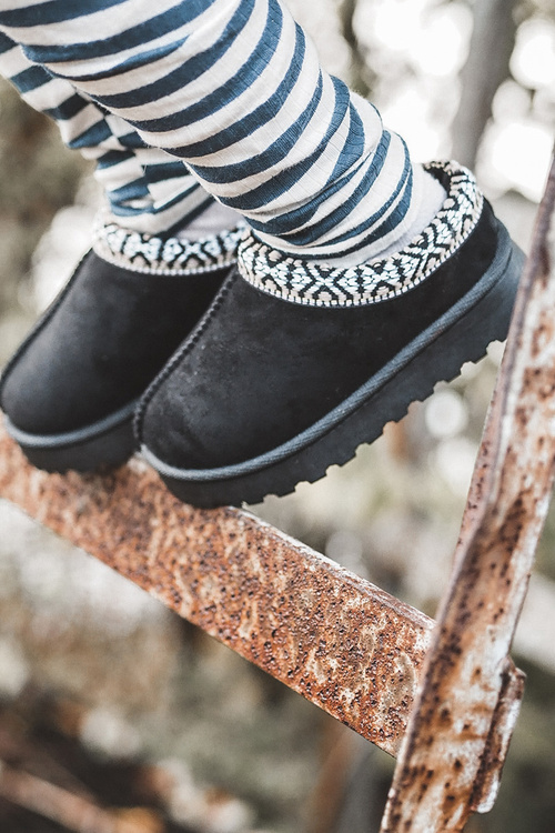 Pošmyknuté detské papuče izolované čierne olivane