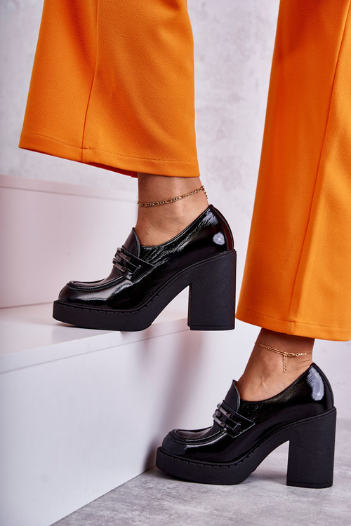 Maľované topánky na masívnom príspevku čierny lemar jaime