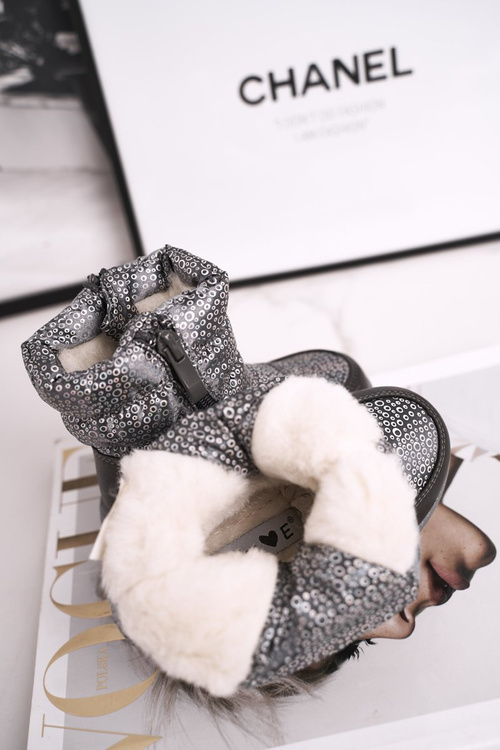 Detské snehové topánky izolované šedou vlnou Cruella