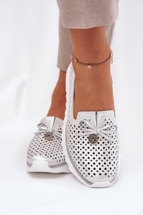 Dámske Kožené Polobotky S Ažúrovým Dizajnom Z Prírodnej Kože D&A LR51-631 Strieborné