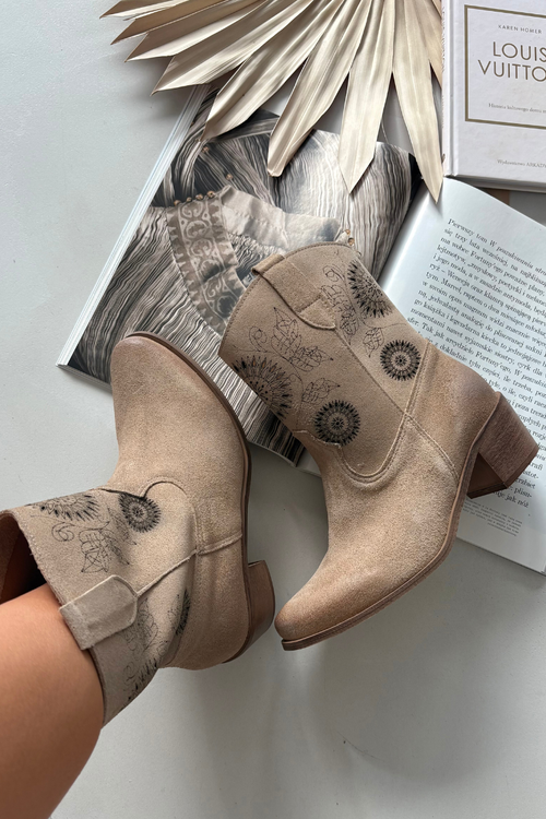 Semišové kožené dámské kotníky s perforací na podpatku Zazoo 3844 Béžové