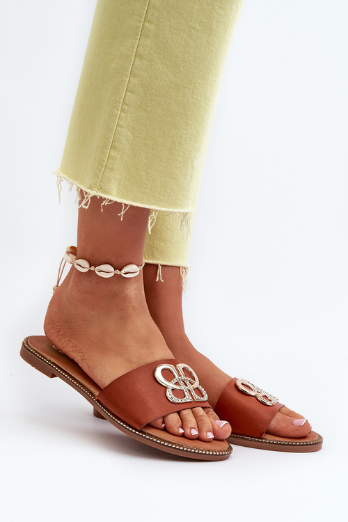 Dámske sandále s ozdobou z eko kože na plochej podrážke hnedé Sadria