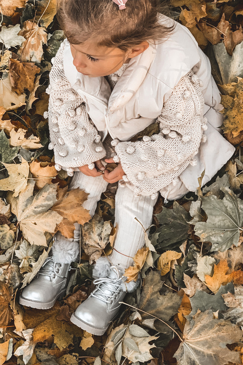 Striebro izolované detské topánky fobos