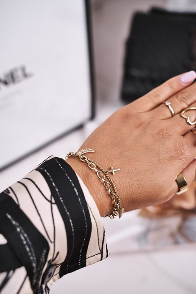 Reťaz s dvojitým náramkom so zlatými očarujúcimi príveskami