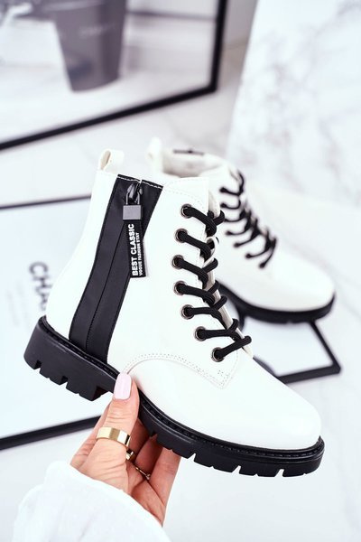 Detské topánky izolované zipsom lakovaným bielym sokolom