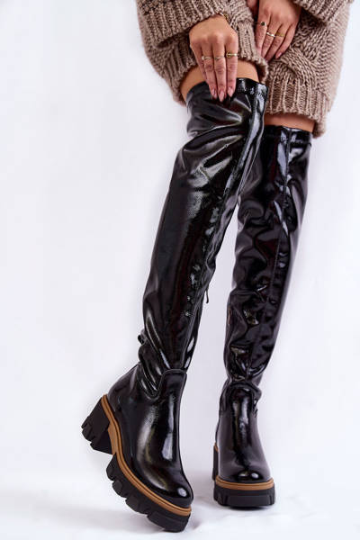 Módne lakované dámske topánky nad kolennou čiernou lemárnou venise