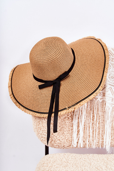 Dámsky klobúk s čiernym pásom béžou mady