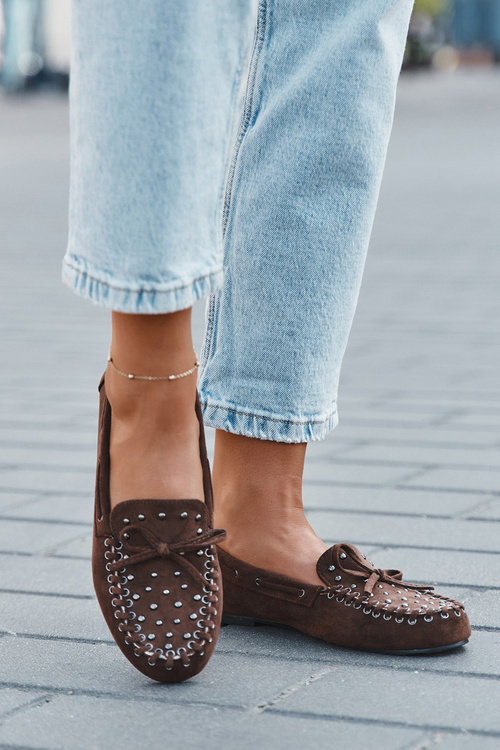 Ozdobené dámske mokasíny z eko semišu hnedé Prissine