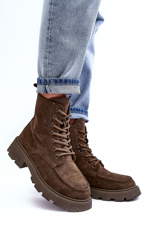 Subkáriové topánky izolované plochou pätou tmavozelenej zikey