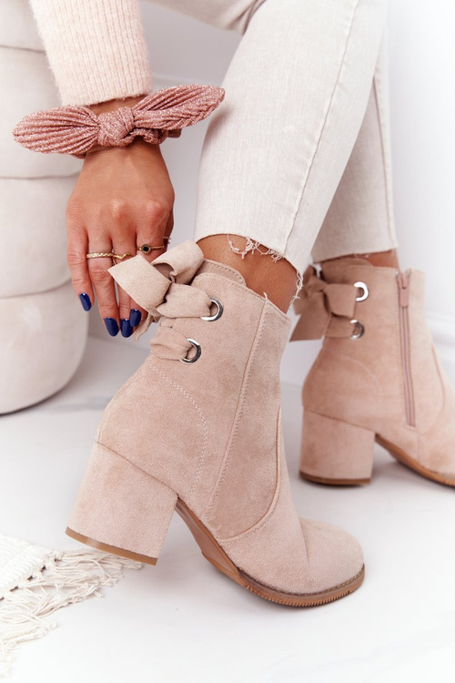 Izolované topánky žien na kayle béžovom poste