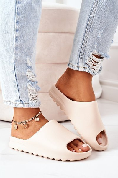 Gumové papuče na nahej rozkvitnenej plošine