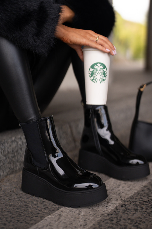 Lakové čierne dámske členkové topánky na platforme a klinu Wloedia