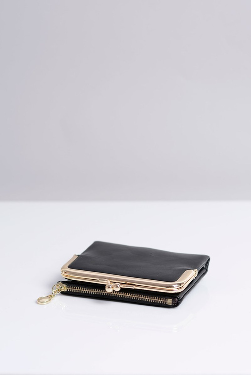 Čierna kabelka malej žien