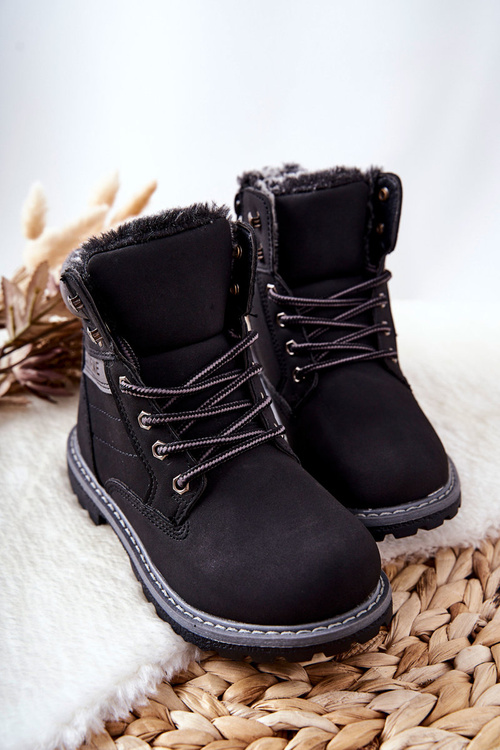 Čierny hrob izolovaný detskými pascami