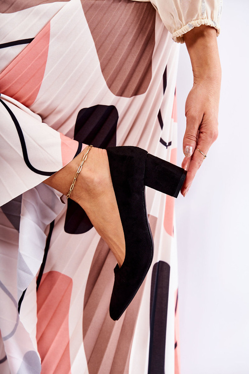 Klasické semišové čerpadlá na čiernom poštovom príspevku