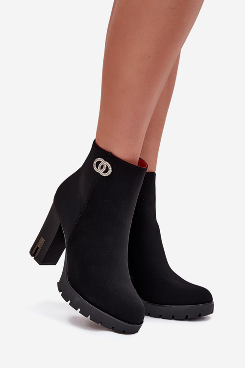 Zateplené dámské kotníkové boty na podpatku s ozdobným detailem černé Vessara