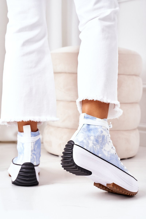 Tenisky na modrej platforme s účinkom elektrickej lásky kravata