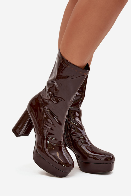 Lakované dámské kotníkové boty na platformě a sloupkovém podpatku čokoládové Calvessa