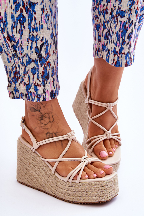 módní sandály na klínu s prýmkem béžove Nessia