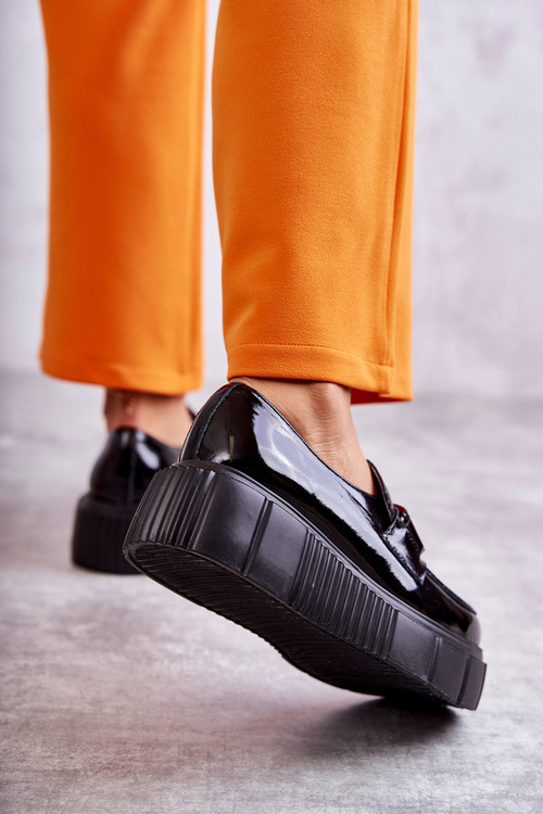 Módne kožené topánky na čiernej platforme Marsol