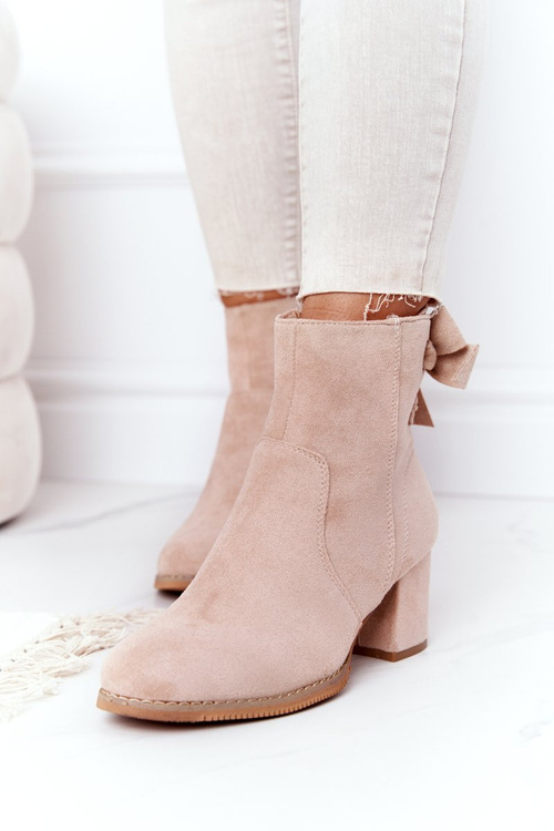 Izolované topánky žien na kayle béžovom poste