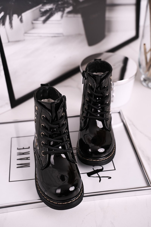 Izolované topánky pre deti s ryhnami lakovanou čiernou slávom