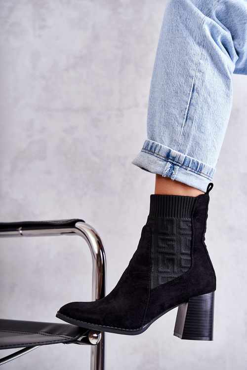 Dámske semišové topánky s čiernymi ponožkami