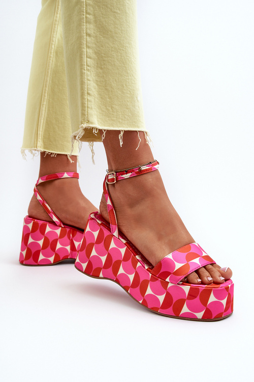 Vzorované sandále na platforme a klinčeku Fuksja Wiandia