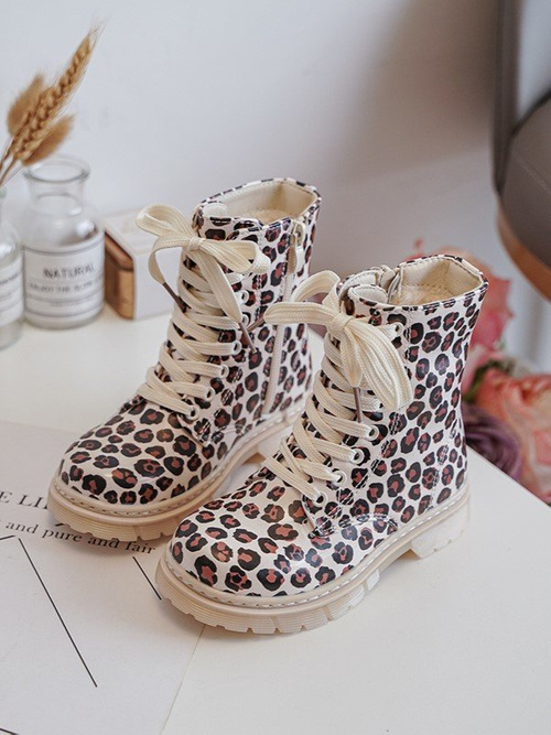 Izolované detské topánky na béž-hnedom zlide zlida