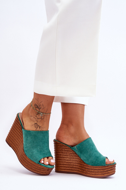 Ľahké žabky na masívnej platforme zelenej atmosféry