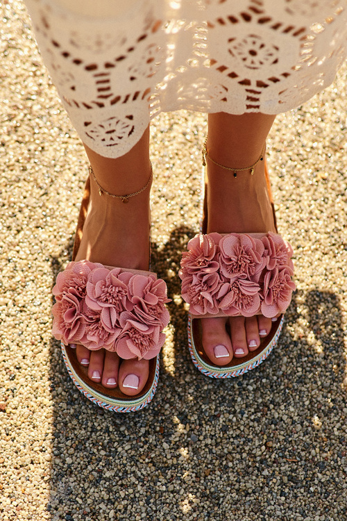 Dámske platformové sandále zdobené kvetmi ružové Nodina