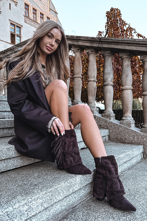 Dámske členkové topánky na podpätku s strapcami a zlatými sponami čokoládové Evelisse