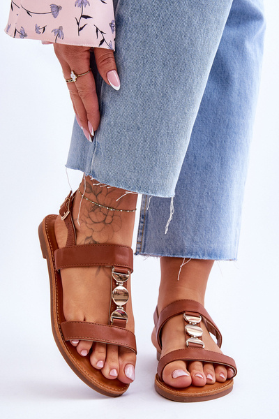 Dámske ploché sandále s dekoratívnym pásom hnedej bobúľ